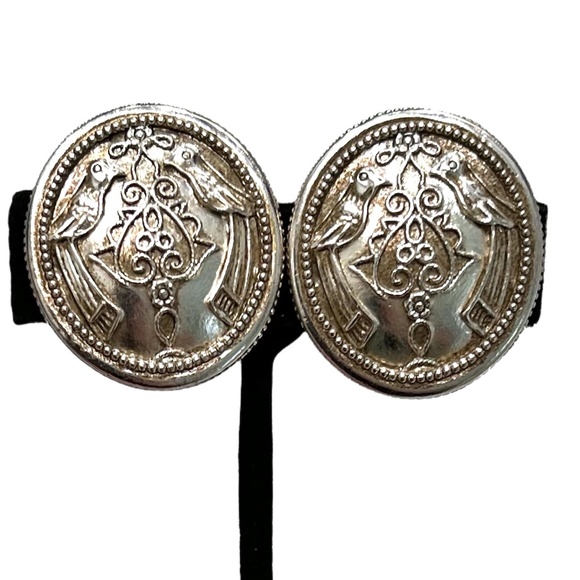 VINTAGE OVAL SILVER TONE LOVEBIRDS CLIP ON EARRINGS - Picture 1 of 14